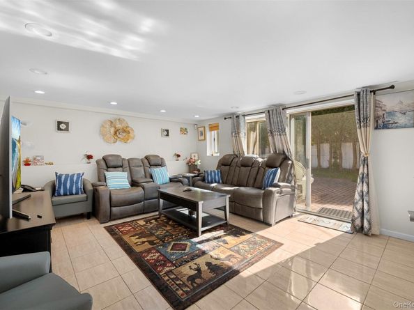 94 Phipps Lane, Plainview NY 11803