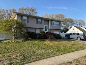 7 Horseshoe Drive, Holbrook NY 11741