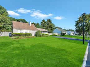 75 White Pine Way, Medford NY 11763