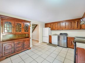 75 White Pine Way, Medford NY 11763