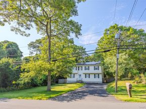 11 Seymour Lane, Medford NY 11763
