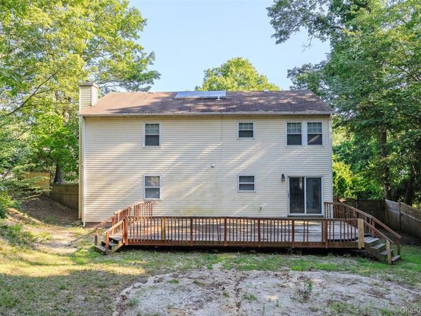 11 Seymour Lane, Medford NY 11763