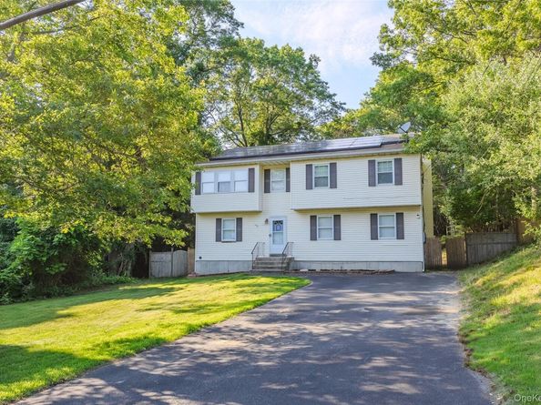 11 Seymour Lane, Medford NY 11763