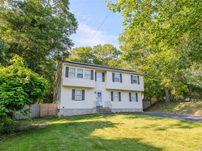 11 Seymour Lane, Medford NY 11763