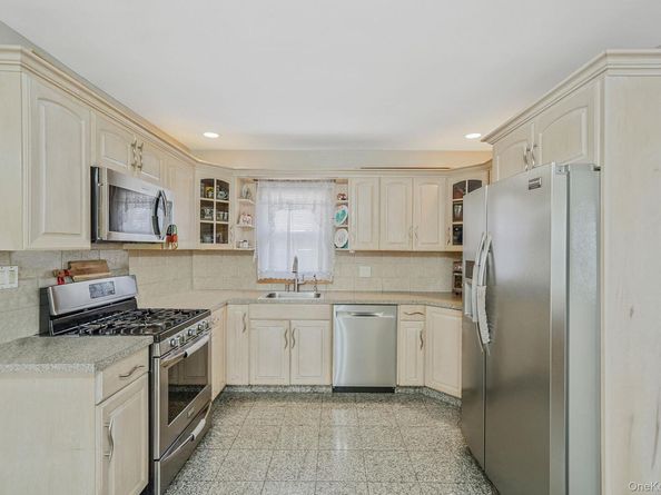 1022 Rosegold Street, Franklin Square NY 11010