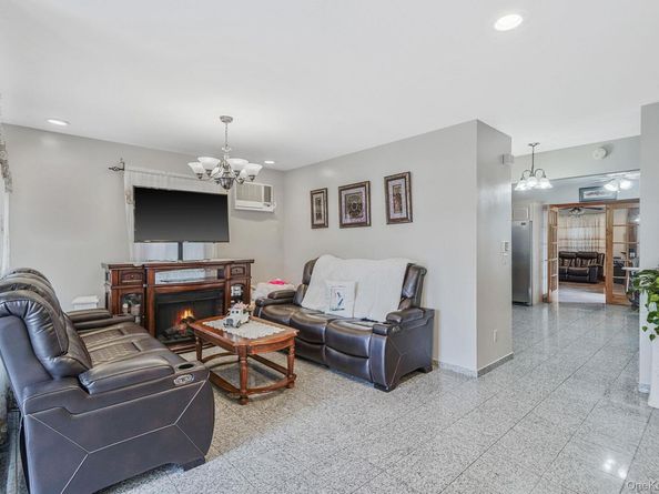 1022 Rosegold Street, Franklin Square NY 11010