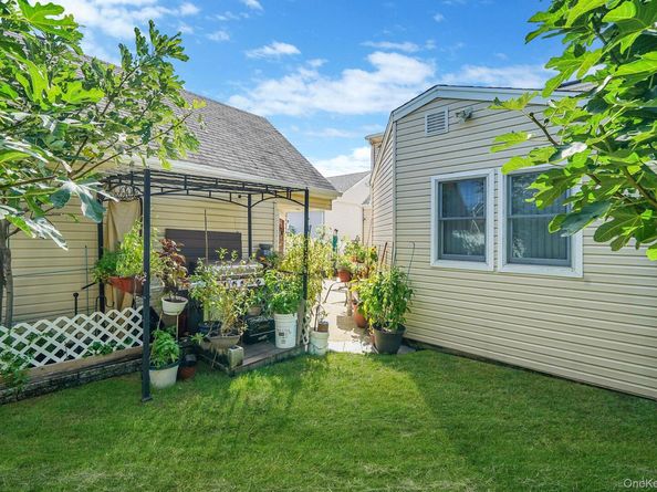 1022 Rosegold Street, Franklin Square NY 11010