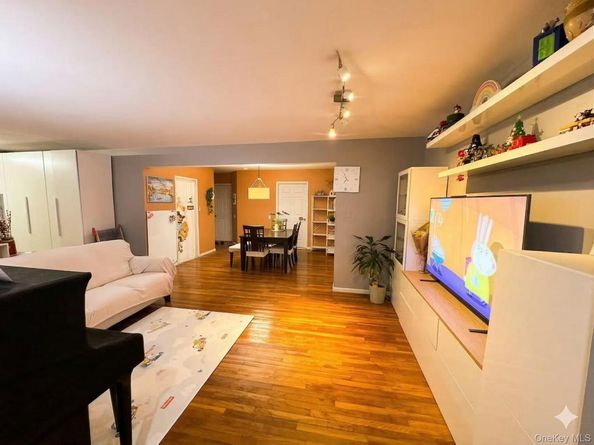 224-24 Union Turnpike 4R, Oakland Gardens NY 11427