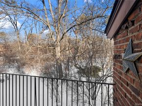 19 Newbrook 19, Bay Shore NY 11706