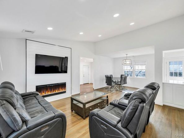 22 Bruce Lane, Farmingdale NY 11735