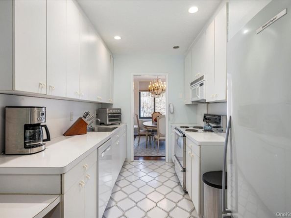 20 Gilchrest Road 3D, Great Neck NY 11021