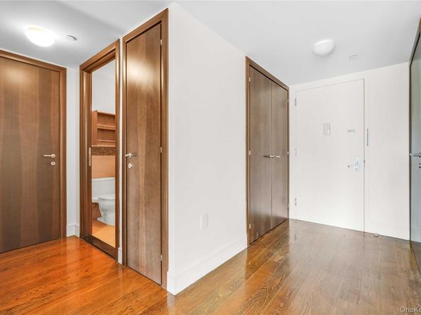 21-24 30 Avenue, Astoria NY 11102
