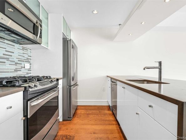 21-24 30 Avenue, Astoria NY 11102