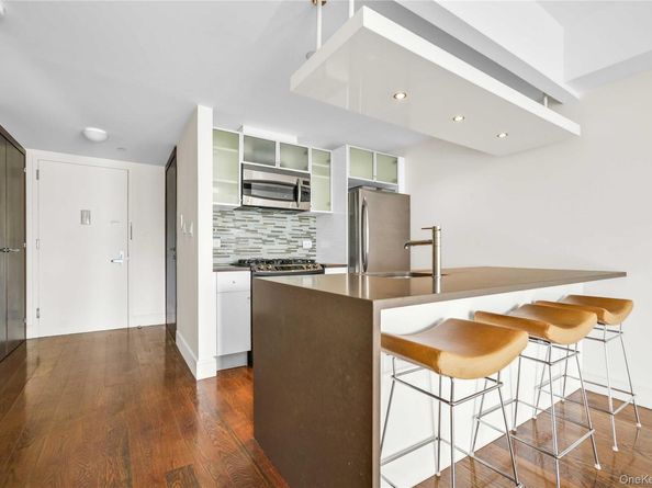 21-24 30 Avenue, Astoria NY 11102