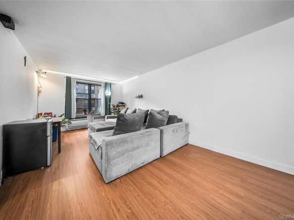 22424 Union Turnpike 1H, Oakland Gardens NY 11364