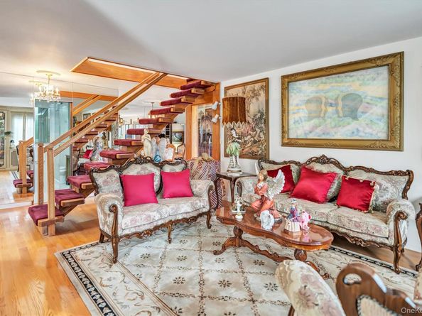 34 W 2nd Street, Freeport NY 11520