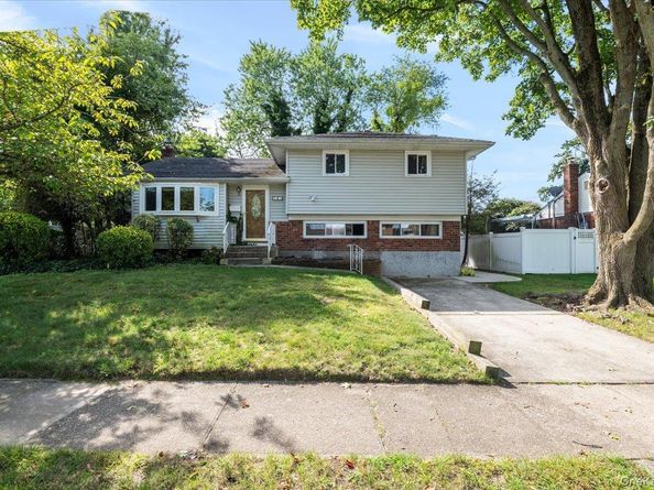15 Alma Lane, Plainview NY 11803