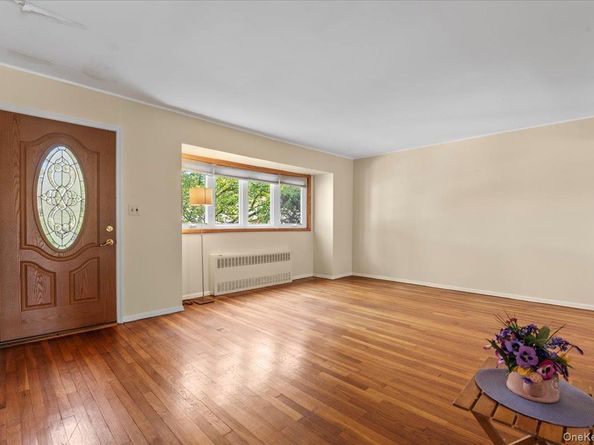 15 Alma Lane, Plainview NY 11803