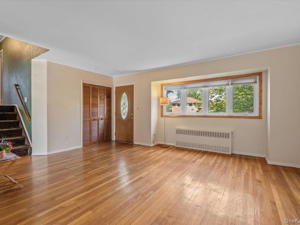 15 Alma Lane, Plainview NY 11803