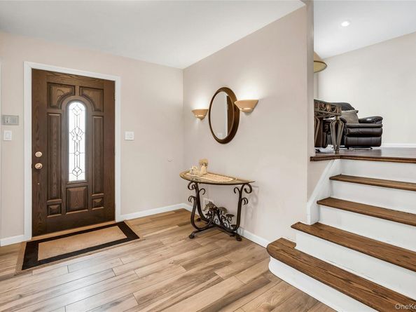 360 Locust Avenue, Oakdale NY 11769