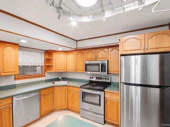 250 Spur Drive S, Bay Shore NY 11706