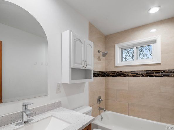 250 Spur Drive S, Bay Shore NY 11706