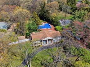 20 Hemingway Drive, Dix Hills NY 11746