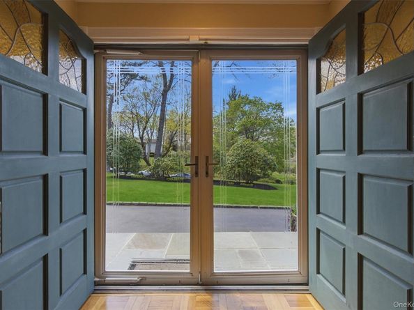 20 Hemingway Drive, Dix Hills NY 11746