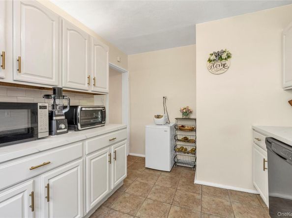 21974 75th Avenue 224B2, Oakland Gardens NY 11364