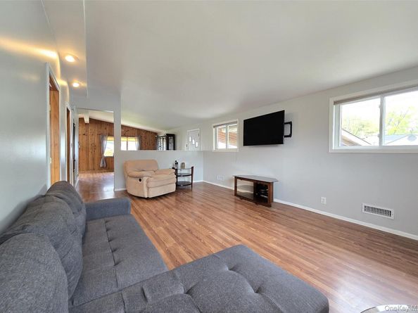 27 Peter Road, Ronkonkoma NY 11779