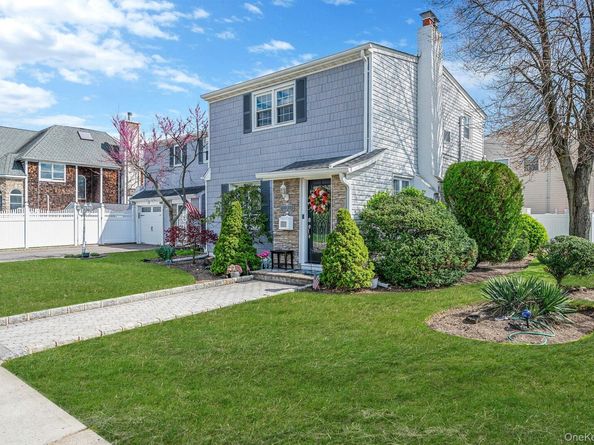 2 Sutton Place, Massapequa NY 11758