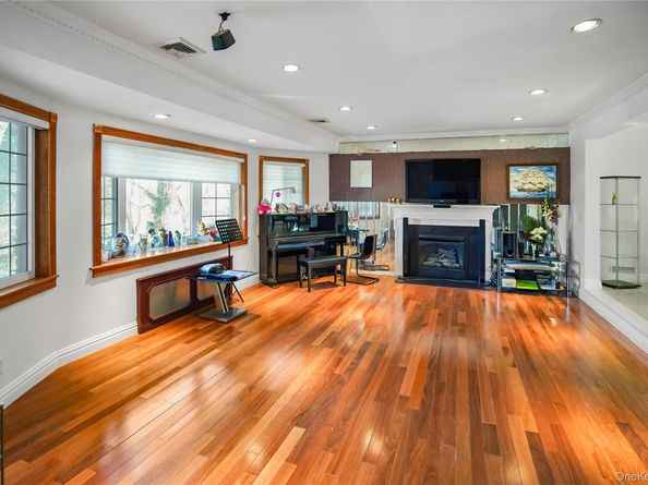 39 Oakdale Road, Roslyn Heights NY 11577