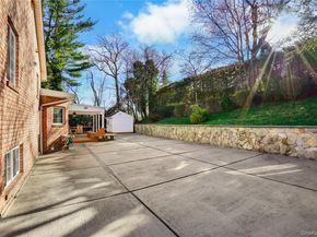 39 Oakdale Road, Roslyn Heights NY 11577