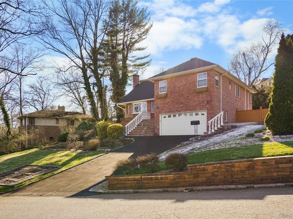 39 Oakdale Road, Roslyn Heights NY 11577