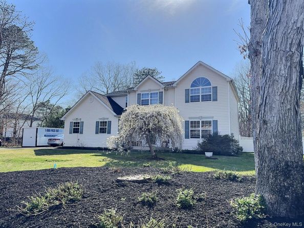 29 Terra Pines Gate, Yaphank NY 11980