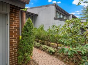 41 E View Court, Jericho NY 11753