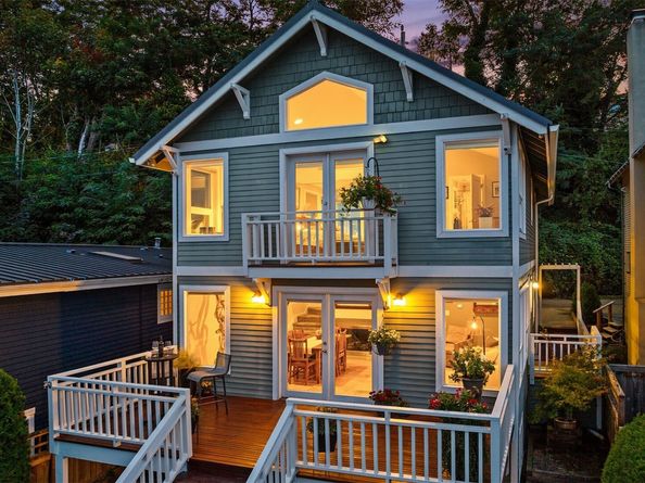 10500 Riviera Place NE, Seattle WA 98125