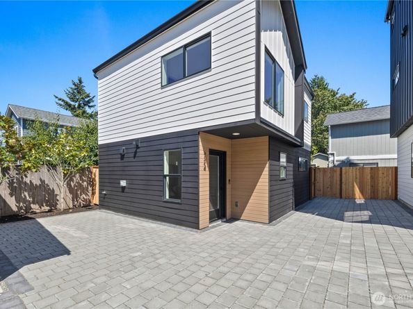 724 N 89TH Street, Seattle WA 98103