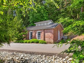10555 NE Seaborn Road, Bainbridge Island WA 98110