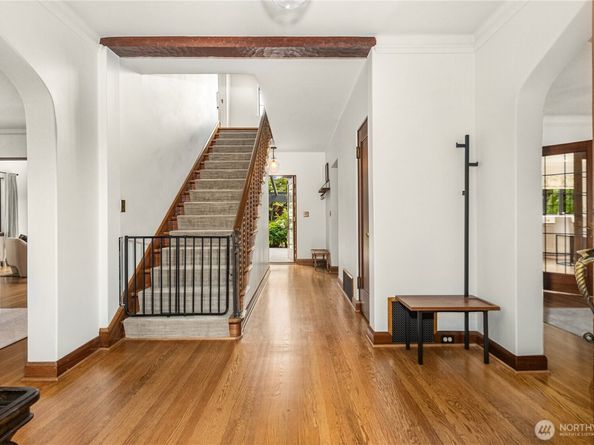 1105 Shenandoah Drive E, Seattle WA 98112