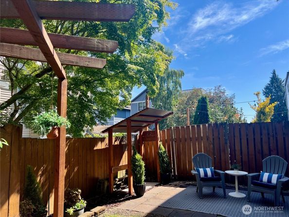 9236 Interlake Avenue N B, Seattle WA 98103