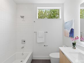 6221 9th Avenue NE, Seattle WA 98115