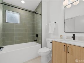 10338 Wallingford Avenue N B, Seattle WA 98133