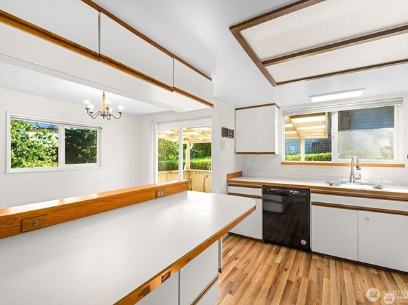 14221 SE 10th Place, Bellevue WA 98007