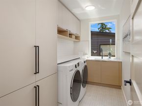 543 16th Avenue W, Kirkland WA 98033