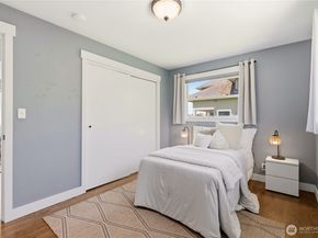 6825 Linden Avenue N, Seattle WA 98103