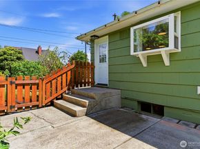6825 Linden Avenue N, Seattle WA 98103