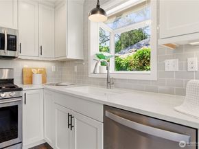 6825 Linden Avenue N, Seattle WA 98103
