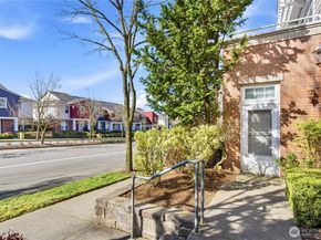 1439 Huckleberry Cir, Issaquah WA 98029