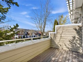 1439 Huckleberry Cir, Issaquah WA 98029